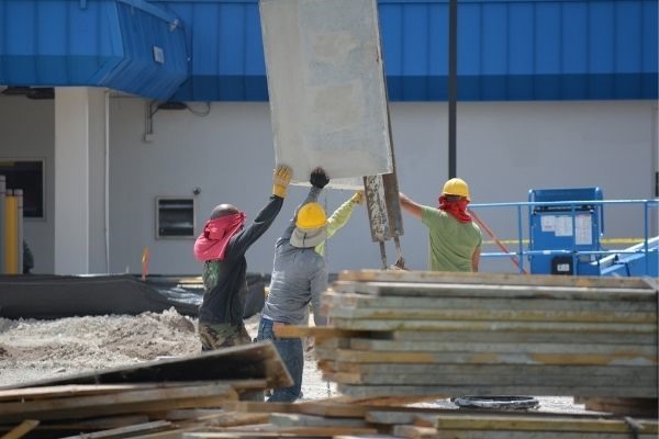¿Necesitas una empresa seria para tus obras civiles? En Facility Venezuela ejecutamos proyectos con ingeniería certificada, planificación precisa y cumplimiento garantizado. Desde estructuras metálicas hasta urbanismo y movimiento de tierra, somos tu aliado estratégico en todo el país. ¡Elige experiencia, respaldo técnico y resultados que cumplen con los más altos estándares!