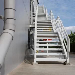 ¿Buscas escaleras de metal resistentes, funcionales y con diseño a medida? En Facility Venezuela fabricamos, construimos e instalamos estructuras seguras y duraderas para industrias, comercios y hogares. Usamos materiales de alta calidad y contamos con soldadores certificados para entregarte acabados impecables, con cobertura en todo el país. Soluciones metálicas hechas para durar.