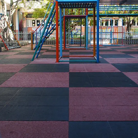 ¿Buscas una empresa de construcción y revestimiento de pisos antirresbalantes? En Facility Venezuela tenemos la solución ideal para prevenir accidentes sin sacrificar diseño ni durabilidad. Instalamos superficies seguras y resistentes al desgaste, perfectas para áreas industriales, comerciales o residenciales. Nuestro equipo combina experiencia técnica con materiales certificados para brindarte pisos funcionales y con estilo. ¡Elige seguridad con garantía profesional en cada paso!