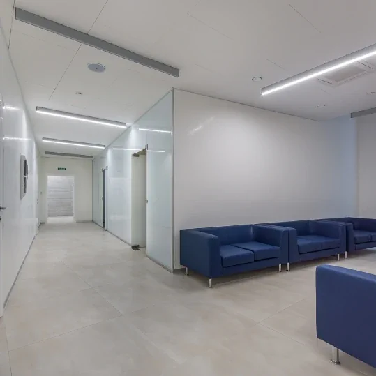 ¿Estás buscando una empresa de construcción y revestimiento de pisos que se adapte a tus necesidades? En Facility Venezuela ofrecemos soluciones integrales para interiores y exteriores, con materiales resistentes, diseños personalizados y una instalación profesional garantizada. Ya sea para hogares, comercios o industrias, te brindamos pisos duraderos, funcionales y con estilo. ¡Confía en la experiencia que transforma cada espacio desde el suelo con calidad y eficiencia!