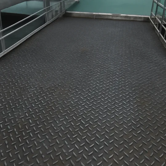¿Necesitas pisos de metal resistentes al alto tráfico y condiciones extremas? En Facility Venezuela diseñamos e instalamos superficies metálicas ideales para industrias, plantas, pasarelas y áreas técnicas. Usamos materiales de alta resistencia como rejillas y planchas antideslizantes, con acabados seguros y duraderos. Confía en nuestra experiencia y cobertura nacional para soluciones robustas y a la medida.