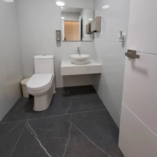 ¿Buscas una empresa de construcción y revestimiento de pisos para baños? En Facility Venezuela te ofrecemos soluciones impermeables, antideslizantes y con acabados modernos que combinan seguridad, higiene y estilo. Nos adaptamos a baños residenciales, comerciales o institucionales, utilizando materiales resistentes a la humedad y de fácil mantenimiento. ¡Dale a tu baño un piso funcional y estético con el respaldo profesional que garantiza resultados duraderos!