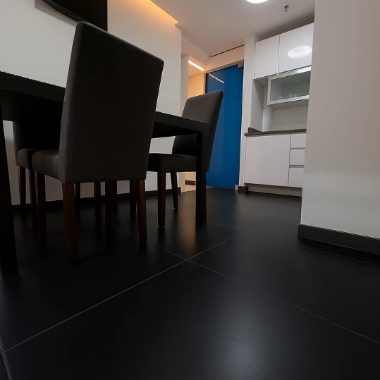 ¿Estás buscando una empresa de construcción y revestimiento de pisos para cocinas? En Facility Venezuela te ofrecemos pisos antideslizantes, resistentes a la humedad y fáciles de limpiar, ideales tanto para cocinas residenciales como industriales. Combinamos funcionalidad, higiene y diseño con materiales de alta calidad e instalación profesional. ¡Optimiza tu cocina desde el suelo con soluciones duraderas y seguras que marcan la diferencia!
