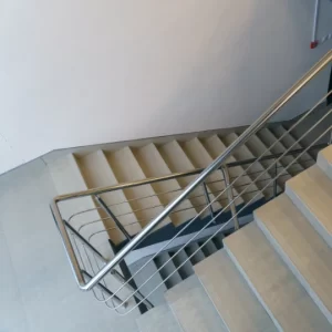 ¿Estás buscando una empresa de construcción y revestimiento de pisos para escaleras? En Facility Venezuela diseñamos soluciones seguras, resistentes y visualmente impactantes para escaleras interiores y exteriores. Nuestros acabados antideslizantes y de alta durabilidad se adaptan a cualquier estilo arquitectónico, siempre con la mejor relación calidad-precio. Confía en nuestro equipo experto para transformar cada peldaño en una combinación perfecta de funcionalidad y diseño.