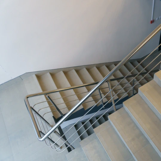 ¿Estás buscando una empresa de construcción y revestimiento de pisos para escaleras? En Facility Venezuela diseñamos soluciones seguras, resistentes y visualmente impactantes para escaleras interiores y exteriores. Nuestros acabados antideslizantes y de alta durabilidad se adaptan a cualquier estilo arquitectónico, siempre con la mejor relación calidad-precio. Confía en nuestro equipo experto para transformar cada peldaño en una combinación perfecta de funcionalidad y diseño.