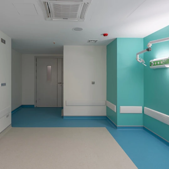 ¿Requieres una empresa de construcción y revestimiento de pisos para habitaciones hospitalarias? En Facility Venezuela somos tu mejor aliado: ofrecemos pisos higiénicos, antibacterianos y de fácil mantenimiento, diseñados para cumplir con los más altos estándares del sector salud. Nuestra experiencia en entornos clínicos garantiza instalaciones seguras, funcionales y duraderas. Asegura confort y salubridad en cada habitación con la calidad que solo los especialistas pueden ofrecer.