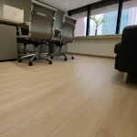 ChatGPT dijo: ¿Buscas una empresa de construcción y revestimiento de pisos para oficinas? En Facility Venezuela te ofrecemos pisos elegantes, cómodos y funcionales, ideales para crear ambientes profesionales que aumentan la productividad. Nos adaptamos a cada estilo corporativo con materiales duraderos, fáciles de mantener y una instalación eficiente. Dale a tu oficina un acabado moderno y de calidad, con el respaldo de expertos en espacios laborales. ¡Tu imagen empieza desde el suelo!