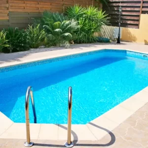 ¿Necesitas una empresa de construcción y revestimiento de pisos para piscinas? En Facility Venezuela somos especialistas en crear superficies antideslizantes, duraderas y estéticamente impecables, ideales para bordes y áreas húmedas. Utilizamos materiales resistentes al agua y al sol, con diseños personalizados que realzan cualquier entorno. Disfruta de seguridad y estilo en tu piscina, respaldado por la experiencia y garantía de los mejores.