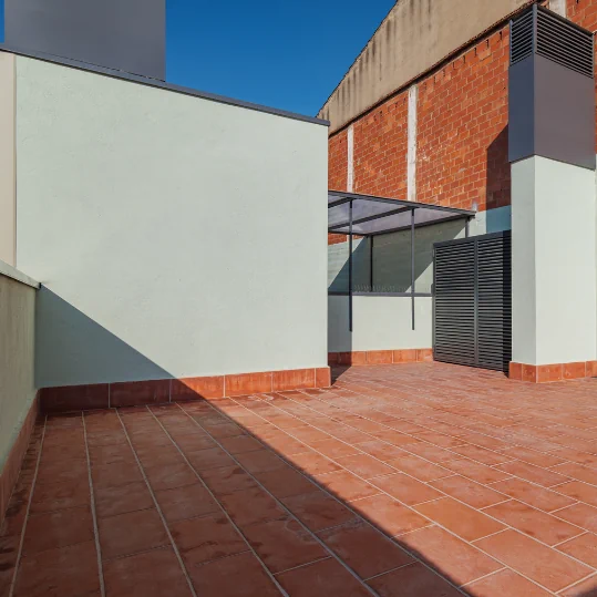 ¿Quieres transformar tu terraza con una empresa de construcción y revestimiento de pisos? En Facility Venezuela te ofrecemos acabados resistentes al sol, la lluvia y el desgaste, ideales para disfrutar al aire libre con estilo y seguridad. Trabajamos con materiales de alta calidad y diseños que armonizan con cualquier entorno. ¡Convierte tu terraza en un espacio único, funcional y duradero con la experiencia de los que mejor lo hacen!