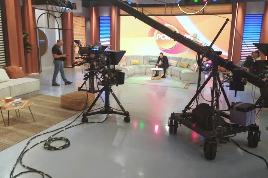 Estudio de televisión con cámaras y grúa sobre piso ultraplano con revestimiento epóxico satinado