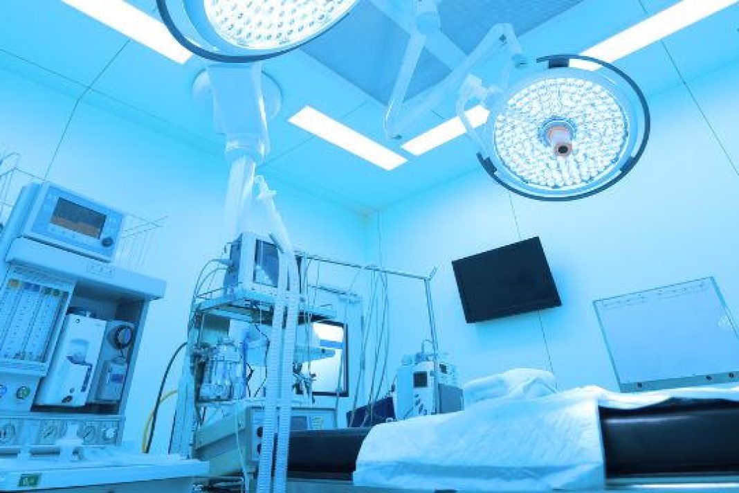 Cómo influyen los pisos electroconductivos en la protección de los equipos médicos dentro de un quirófano - facility venezuela