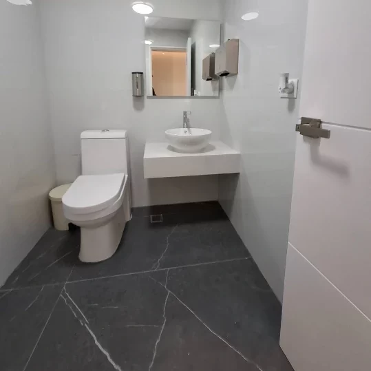 ¿Buscas una empresa de construcción y revestimiento de pisos para baños? En Facility Venezuela te ofrecemos soluciones impermeables, antideslizantes y con acabados modernos que combinan seguridad, higiene y estilo. Nos adaptamos a baños residenciales, comerciales o institucionales, utilizando materiales resistentes a la humedad y de fácil mantenimiento. ¡Dale a tu baño un piso funcional y estético con el respaldo profesional que garantiza resultados duraderos!