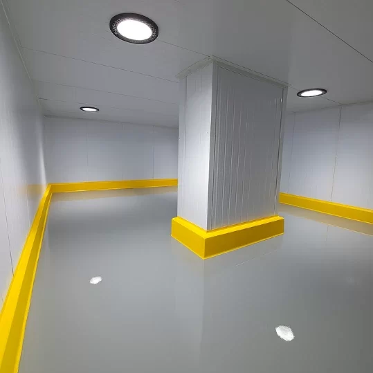 ¿Necesitas pisos para cavas que resistan bajas temperaturas, humedad constante y alto tráfico? En Facility Venezuela instalamos superficies especializadas con acabados antideslizantes, fáciles de limpiar y de máxima durabilidad. Atendemos empresas de alimentos, laboratorios y frigoríficos en todo el país con garantía de calidad y cumplimiento de normas sanitarias.