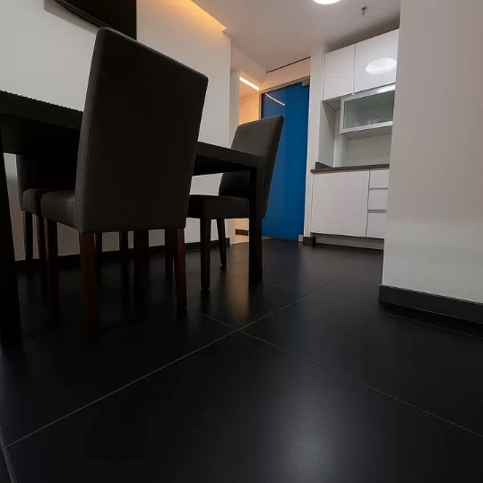 ¿Estás buscando una empresa de construcción y revestimiento de pisos para cocinas? En Facility Venezuela te ofrecemos pisos antideslizantes, resistentes a la humedad y fáciles de limpiar, ideales tanto para cocinas residenciales como industriales. Combinamos funcionalidad, higiene y diseño con materiales de alta calidad e instalación profesional. ¡Optimiza tu cocina desde el suelo con soluciones duraderas y seguras que marcan la diferencia!