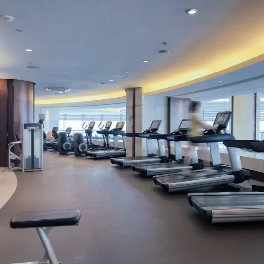 ¿Buscas una empresa de construcción y revestimiento de pisos para gimnasios? En Facility Venezuela instalamos superficies diseñadas para absorber impactos, resistir alto tráfico y brindar máxima seguridad durante el entrenamiento. Usamos materiales de alto rendimiento ideales para zonas de pesas, cardio o salas de clases dirigidas. Combina funcionalidad, estética y durabilidad con el respaldo de expertos que conocen las exigencias de cada espacio fitness. ¡Haz que tu gimnasio rinda desde el piso!