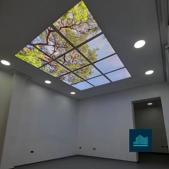 Paneles LED de simulación de cielo en techo y ventana.